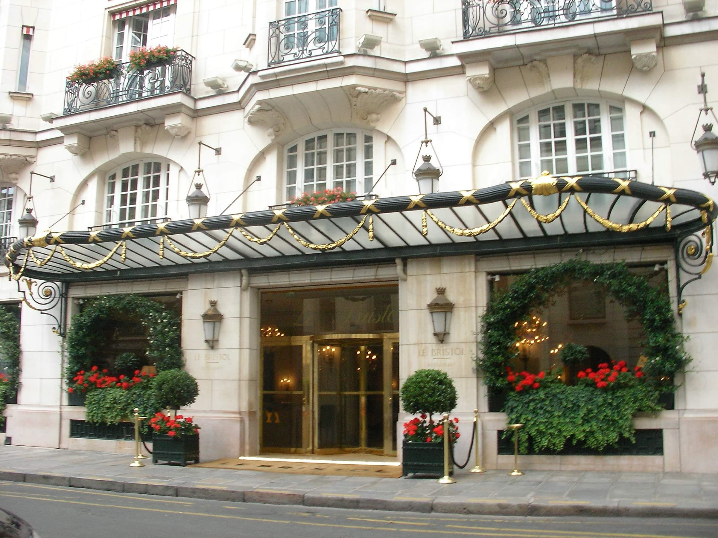 Le Bristol Paris — façade detail